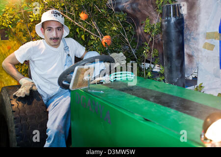 Jérusalem, Israël. 21 février 2013. Un étudiant de lycée Leyada participe à une installation représentant la vie dans un kibboutz agissant la part d'un exploitant agricole. Jérusalem, Israël. 21-Feb-2013. Leyada les élèves du secondaire participent à l'école traditionnelle du Festival de Pourim. Pourim, l'un des plus colorés du Judaïsme fêtes, commémore le salut miraculeux des Juifs d'un complot génocidaire persan. Credit : Alon Nir / Alamy Live News Banque D'Images