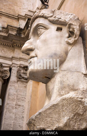 Statue colossale de l'empereur Constantin fragments sur l'affichage dans la cour du Palais des Conservateurs à Rome Banque D'Images