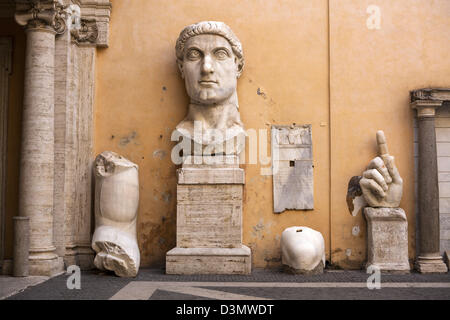 Statue colossale de l'empereur Constantin fragments sur l'affichage dans la cour du Palais des Conservateurs à Rome Banque D'Images