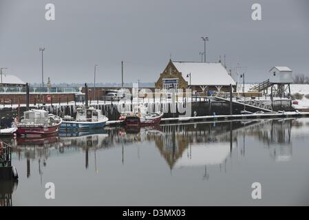 Port de puits en hiver montrant le harbormasters office et l'ancienne station d'enregistrement de marée Banque D'Images