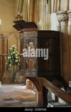 Une chaire dans une église en bois Banque D'Images