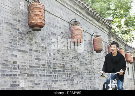 Smiling Young Asian Chinese Man en location, Beijing, Chine Banque D'Images