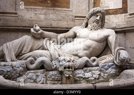 Un dieu fleuve Marforio inclinables géant une fois dans le Forum d'Auguste et maintenant dans la cour fontaine du musée du Capitole Banque D'Images