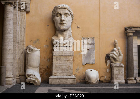 Statue colossale de l'empereur Constantin fragments sur l'affichage dans la cour du Palais des Conservateurs à Rome Banque D'Images