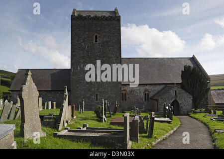 Église St Cenydd à Llangennith sur la péninsule de Gower au pays de Galles, église rurale du village gallois, bâtiment classé Headstones Graveyard Grade II* Banque D'Images