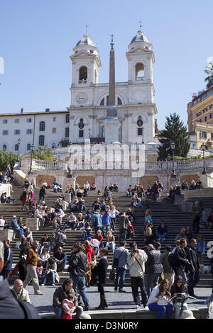 Église de la Trinité-des-Monts au sommet de la célèbre Place d'Espagne à Rome, Italie Banque D'Images