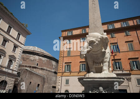 L'Italie, Lazio, Rome, Piazza della Minerva Square, l'éléphant et obélisque, conçu par Gianlorenzo Bernini Banque D'Images