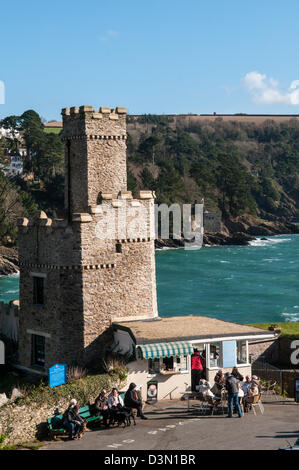 Vue sur le château historique de Dartmouth et le Château Les salons de thé à l'embouchure de la rivière Dart dans le Devon Banque D'Images