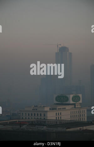 Dans les immeubles au lever du jour de smog dans la région de Tianjin, Chine Banque D'Images