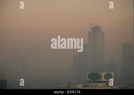 Dans les immeubles au lever du jour de smog dans la région de Tianjin, Chine Banque D'Images