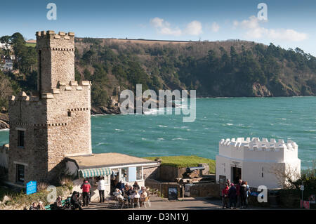 Vue sur le château historique de Dartmouth et le Château Les salons de thé à l'embouchure de la rivière Dart dans le Devon Banque D'Images