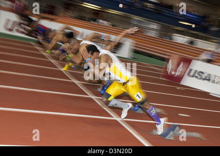 Les sprinters masculins dans les blocs de départ de l'HS Boy's 55m au 2013 Millrose Games Banque D'Images