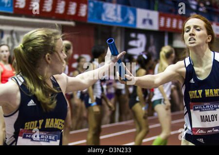 Catherine Maloy passant le relais à proximité de Kaitlin, Académie des Saints Noms en compétition dans l'Est de l'HS Girl's 4x800m Banque D'Images