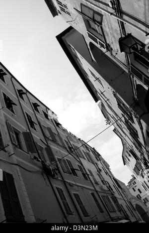 Photo noir et blanc de vieilles maisons dans les petites ruelles de San Remo, Italie Banque D'Images