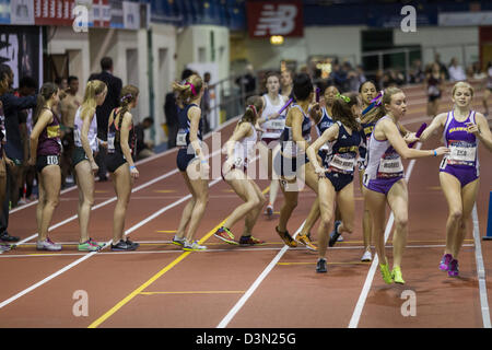 Agnes Eigo passant le relais à Katie FitzGerald, Warwick Valley HS, NY en compétition dans l'Est de l'HS Girl's 4x800m Banque D'Images