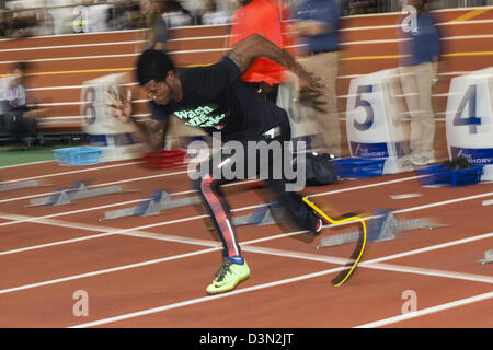 Richard Browne en préchauffage hors de la ligne de départ pour l'nyh&RC Men's 60m au 2013 Millrose Games Banque D'Images