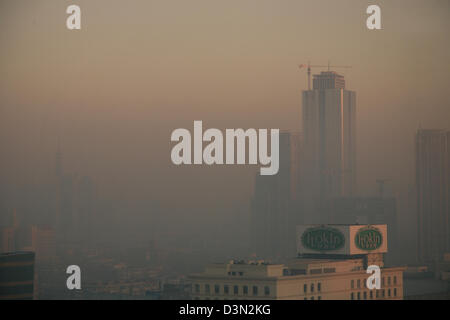 Dans les immeubles au lever du jour de smog dans la région de Tianjin, Chine Banque D'Images