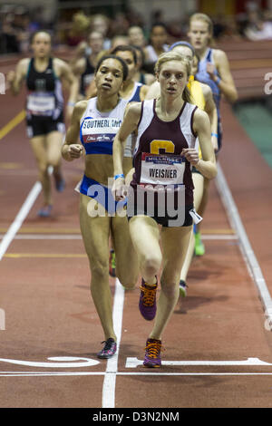 Kennedy Weisner, Elk County Catholic HS, PA et Sabrina Southerland, Benjamin Cardozo HS, NY en compétition dans le HS Girl's Mile Banque D'Images