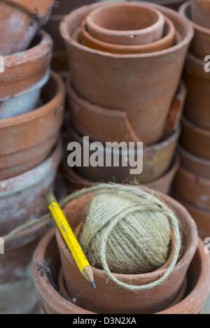 Jardin nature morte au vieux pots de terre cuite, de la ficelle de jardin et crayon Banque D'Images