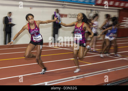 Paige Thompson Charles passant le relais à Kadecia Baird, Medgar Evers Prep, NY de la PSAL Girl's 4x400m Banque D'Images