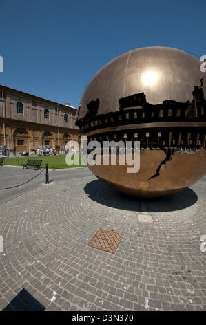 L'Italie, Lazio, Rome, Cité du Vatican, Musées du Vatican, Musée du Vatican,Cortile della Pigna, le Sfera par artiste Arnaldo Pomodoro Banque D'Images