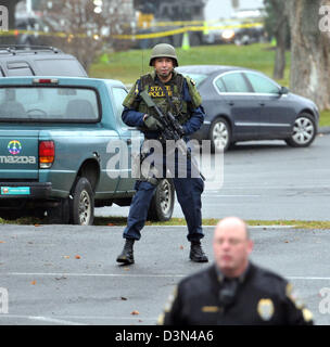 Réagir à la police une alerte à la bombe après l'école de Sandy Hook à Newtown massacre, CT USA Banque D'Images