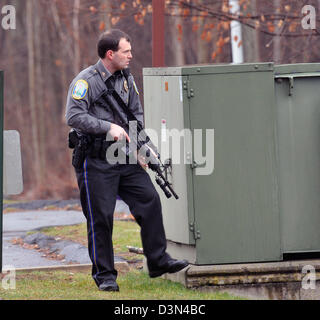 Réagir à la police une alerte à la bombe après l'école de Sandy Hook à Newtown massacre, CT USA Banque D'Images