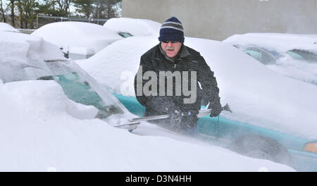 New Haven-- Bill DeGioia de New Haven efface éteint sa voiture dans le vent soufflant au Bella Vista Apartments supérieurs à New Haven tôt dimanche matin. , Banque D'Images