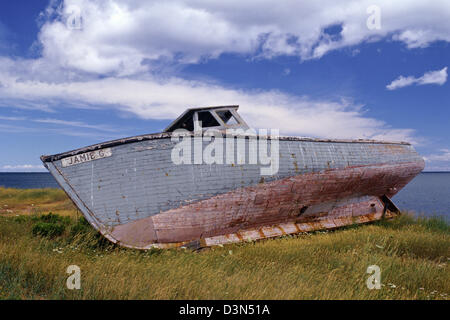 Vieux bateau de pêche en bois abandonnés sur les rives de l'Île du Prince Édouard, Canada. Banque D'Images