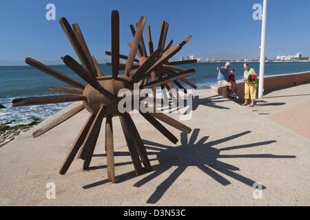 Sculpture en acier sur le Malecon, Puerto Vallarta, Mexique. Banque D'Images