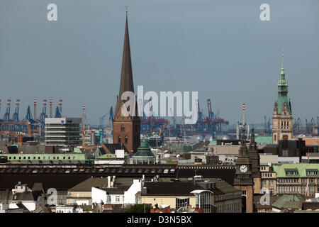 Hambourg, Allemagne, Ville faits avec Peter Church et l'Hôtel de Ville Banque D'Images
