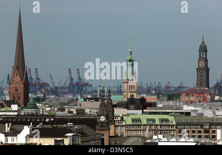 Hambourg, Allemagne, Ville faits avec Peter Church, l'Hôtel de Ville et église Saint-Michel Banque D'Images