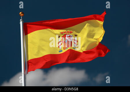 Hambourg, Allemagne, le drapeau national de l'Espagne dans le vent Banque D'Images