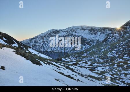 Fading sun over Brim a diminué et les leviers d'eau en hiver dans le Lake District Banque D'Images