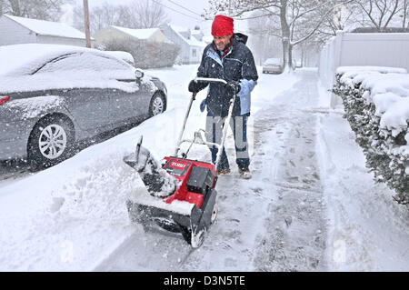 Un homme utilise une souffleuse à neige pendant la grande tempête de 2013 à Hamden CT USA Banque D'Images