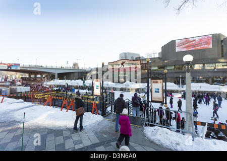 Relations sérieuses in havinfg les gens sur la plus grande patinoire au monde - du Canal Rideau - durant le bal Banque D'Images