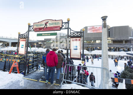 Relations sérieuses in havinfg les gens sur la plus grande patinoire au monde - du Canal Rideau - durant le bal Banque D'Images