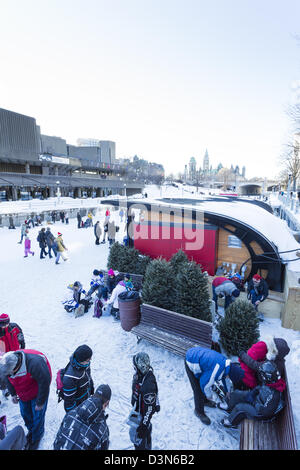 Relations sérieuses in havinfg les gens sur la plus grande patinoire au monde - du Canal Rideau - durant le bal Banque D'Images