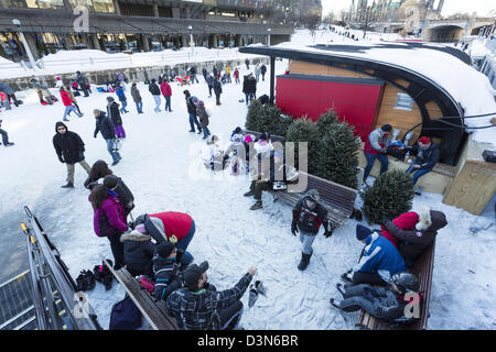 Relations sérieuses in havinfg les gens sur la plus grande patinoire au monde - du Canal Rideau - durant le bal Banque D'Images