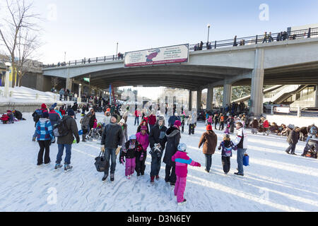 Relations sérieuses in havinfg les gens sur la plus grande patinoire au monde - du Canal Rideau - durant le bal Banque D'Images