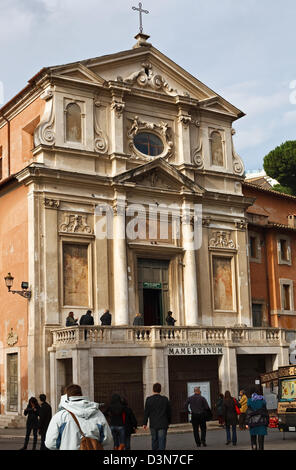 Rome, Italie, l'église de San Giuseppe dei Falegnami sur la prison Mamertine Banque D'Images