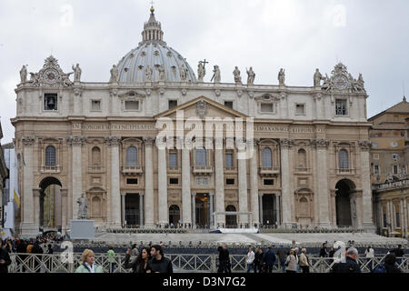 Cité du Vatican, Cité du Vatican, la Place Saint Pierre et les touristes sur la Basilique Saint Pierre Banque D'Images