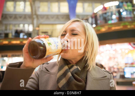 Femme buvant des boissons de régime avec mauvais goût et faire face Banque D'Images