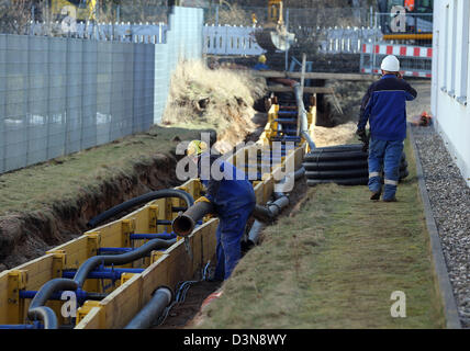 Pour vidanger les tuyaux non travailleurs kérosène près de la raffinerie Shell à Wesseling, près de Cologne, Allemagne, 18 février 2013. Il y a un an, un million de litres de kérosène s'est déroulée d'une fuite de la raffinerie Shell de Rhénanie dans le sol. Un dixième a déjà été vidé. Photo : Oliver Berg Banque D'Images