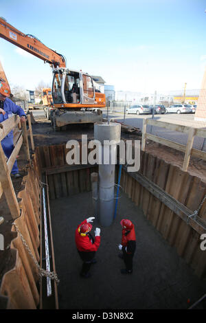 Construire une fontaine de travailleurs du kérosène de vidange dans le sol près de la raffinerie Shell à Wesseling, près de Cologne, Allemagne, 18 février 2013. Il y a un an, un million de litres de kérosène s'est déroulée d'une fuite de la raffinerie Shell de Rhénanie dans le sol. Un dixième a déjà été vidé. Photo : Oliver Berg Banque D'Images