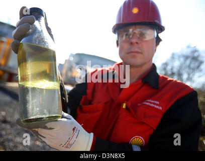 Porte-parole de Shell est titulaire d'une bouteille de kérosène drainée du sol près de la raffinerie Shell à Wesseling, près de Cologne, Allemagne, 18 février 2013. Il y a un an, un million de litres de kérosène s'est déroulée d'une fuite de la raffinerie Shell de Rhénanie dans le sol. Un dixième a déjà été vidé. Photo : Oliver Berg Banque D'Images