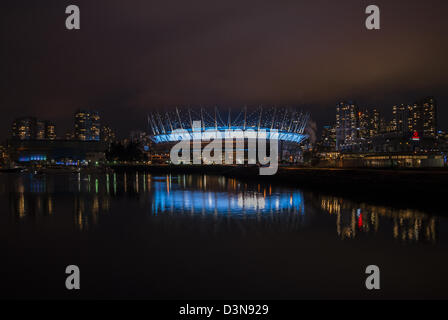 Photo nocturne du stade BC Place à Vancouver, BC, Canada avec reflet dans les eaux de False Creek. Banque D'Images