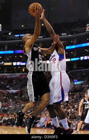 Le 21 février 2013 - Los Angeles, Californie, États-Unis - 21 Février 2013 : Los Angeles, CA. Le meneur de San Antonio Spurs Tony Parker (9) disques durs pour le panier et va jusqu'à une mise en place tout en étant défendu par les Los Angeles Clippers point guard Eric Bledsoe (12) au cours de la NBA entre le jeu entre les Los Angeles Clippers et les San Antonio Spurs au Staples Center de Los Angeles, CA. David Hood/CSM. Banque D'Images