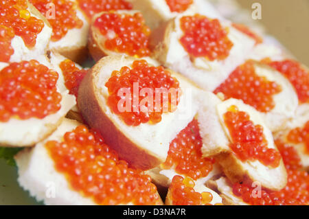 Des sandwichs avec du caviar rouge sur une plaque Banque D'Images