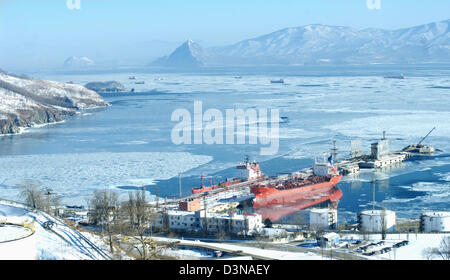 La borne d'un navire avec une cargaison de pétrole dans l'hiver dans la glace, le port de Nakhodka, Russie Banque D'Images